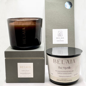 Coffret complet contient une bougie parfumée naturelle de qualité supérieure sur sa boite. Le coffret comprend aussi une recharge de cire, ainsi qu'un fourreau décoratif dans sa boite.
