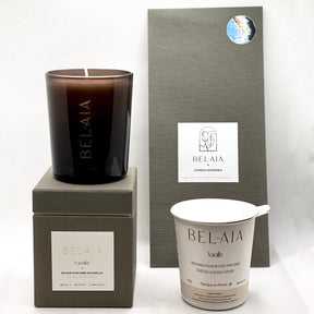 Coffret complet contient une bougie parfumée naturelle de qualité supérieure sur sa boite. Le coffret comprend aussi une recharge de cire, ainsi qu'un fourreau décoratif dans sa boite.